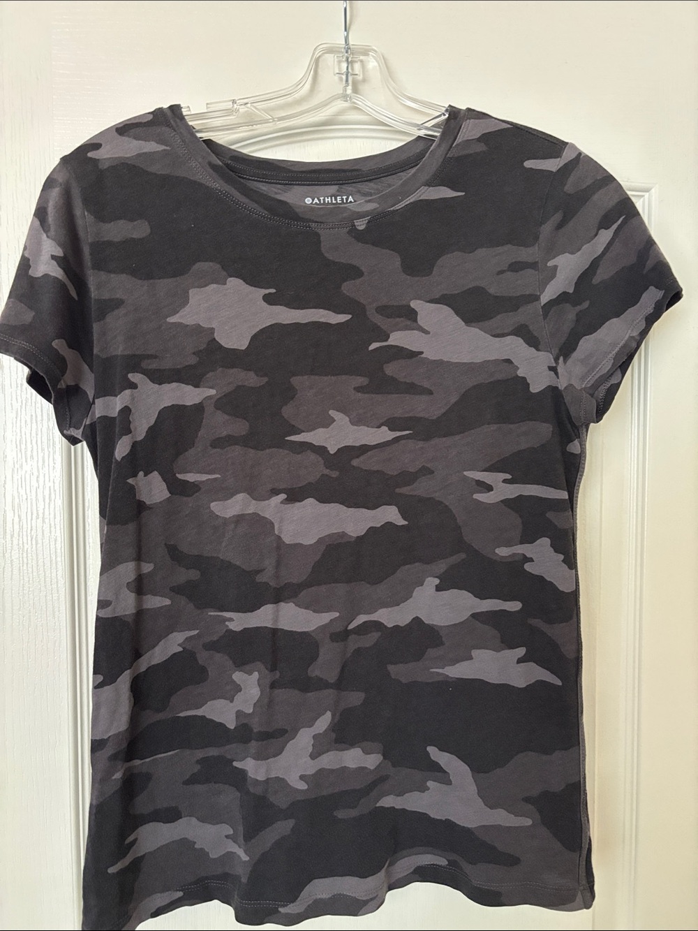 Athleta Women's Black and Gray Camo Short Sleeve Tee